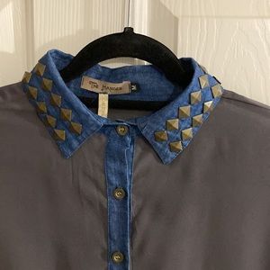 The Hanger Size M. Long sleeves shirt with bronze studs on the collar.